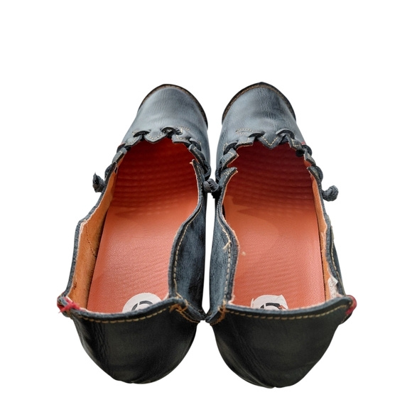 Elegant Black and Red Heels for a Bold Statement - Picture 8 of 9